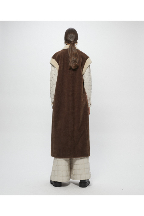 ABRIGO SIN MANGAS ROJO FRANJA MARINO