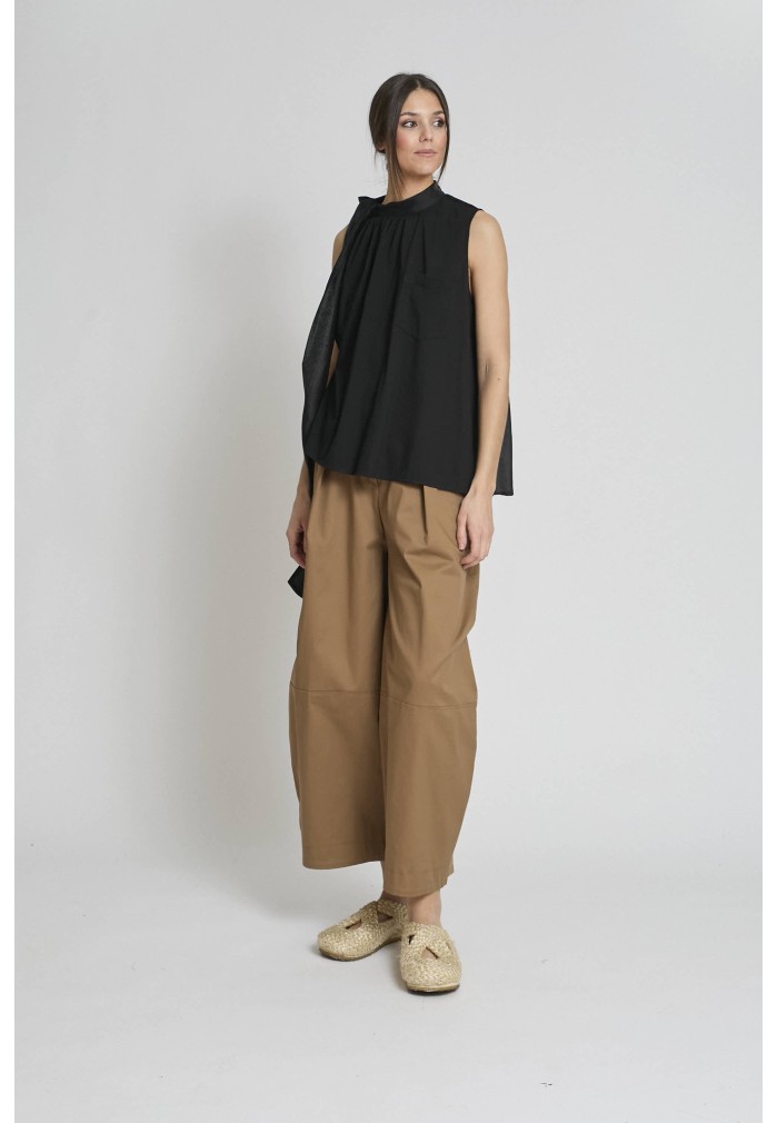 CAMISETA SIN MANGAS NEGRA LAZO