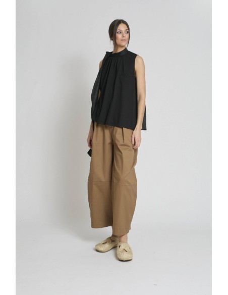 CAMISETA SIN MANGAS NEGRA LAZO