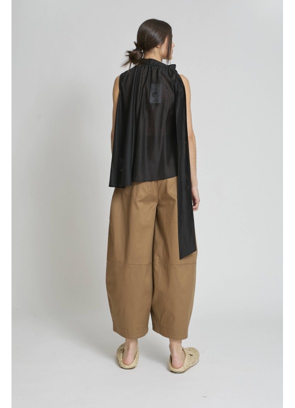 CAMISETA SIN MANGAS NEGRA LAZO