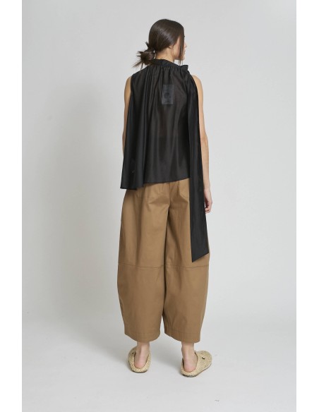 CAMISETA SIN MANGAS NEGRA LAZO