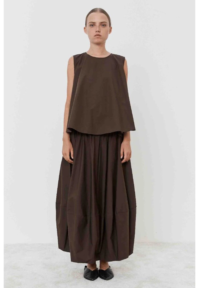 FALDA ROJA ABULLONADA