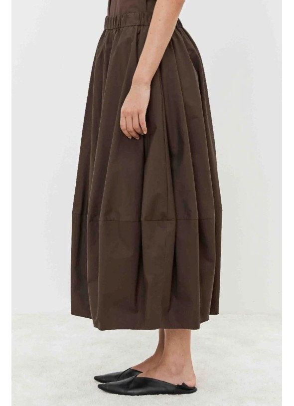 FALDA ROJA ABULLONADA