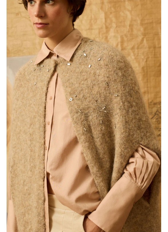 CAPA BEIGE BORDADA