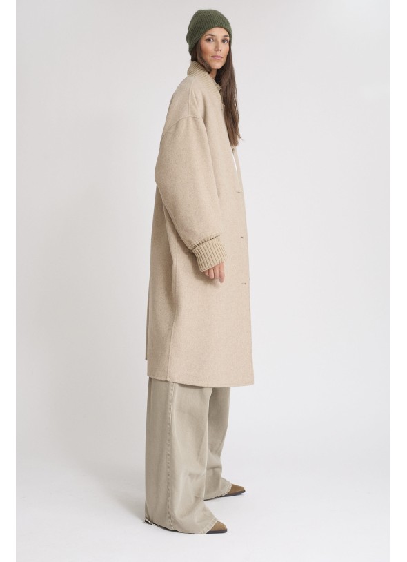 ABRIGO BOTONES TRASEROS