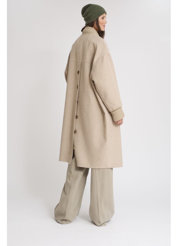 ABRIGO BOTONES TRASEROS