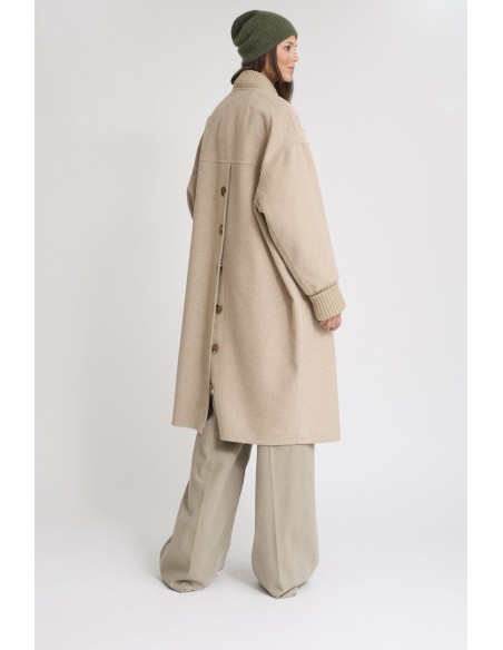 ABRIGO BOTONES TRASEROS