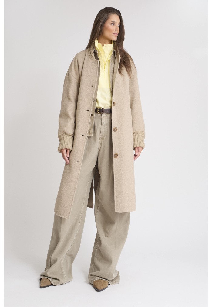 ABRIGO BOTONES TRASEROS