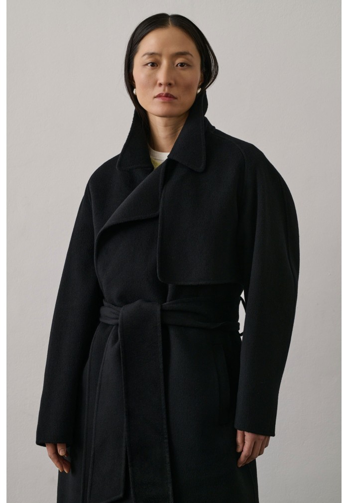 ABRIGO CINTURON NEGRO STANISLAS 2